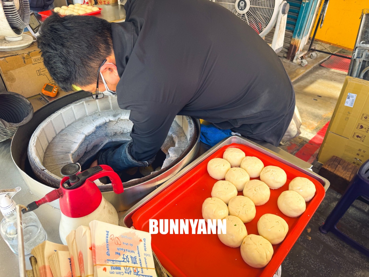 台北美食「黑老闆胡椒餅」伊通街排隊點心，現包炭烤金黃酥脆，爆汁肉餡超銷魂！