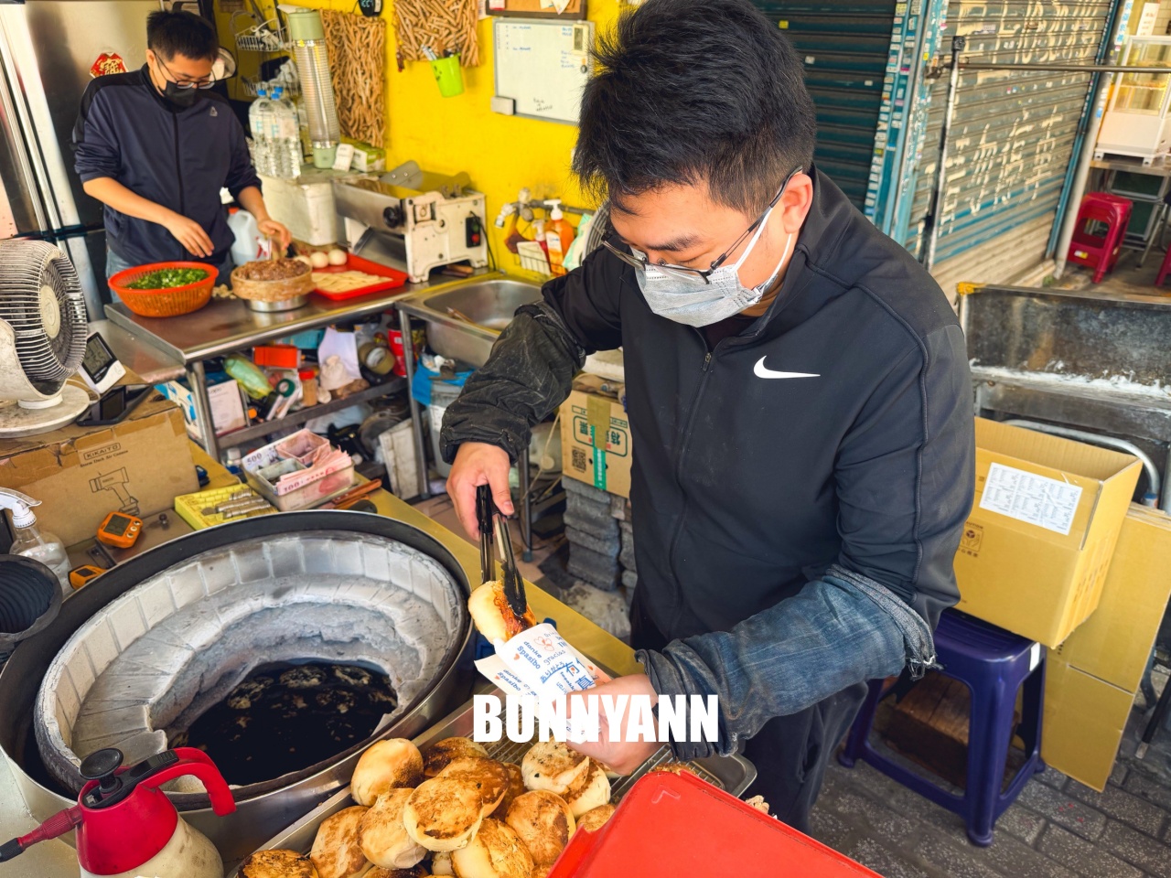 台北美食「黑老闆胡椒餅」伊通街排隊點心，現包炭烤金黃酥脆，爆汁肉餡超銷魂！