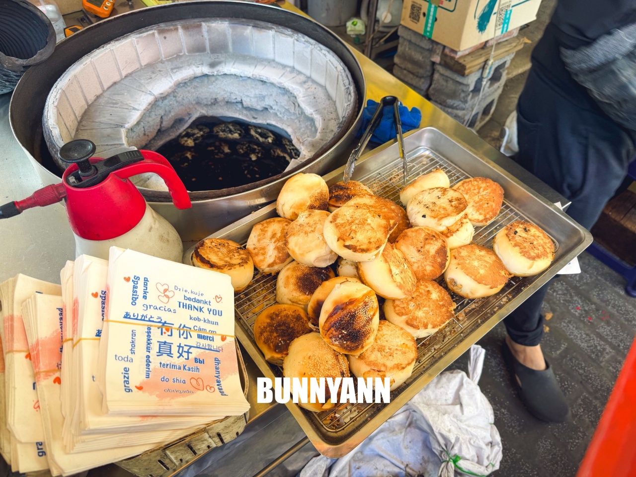 台北美食「黑老闆胡椒餅」伊通街排隊點心，現包炭烤金黃酥脆，爆汁肉餡超銷魂！