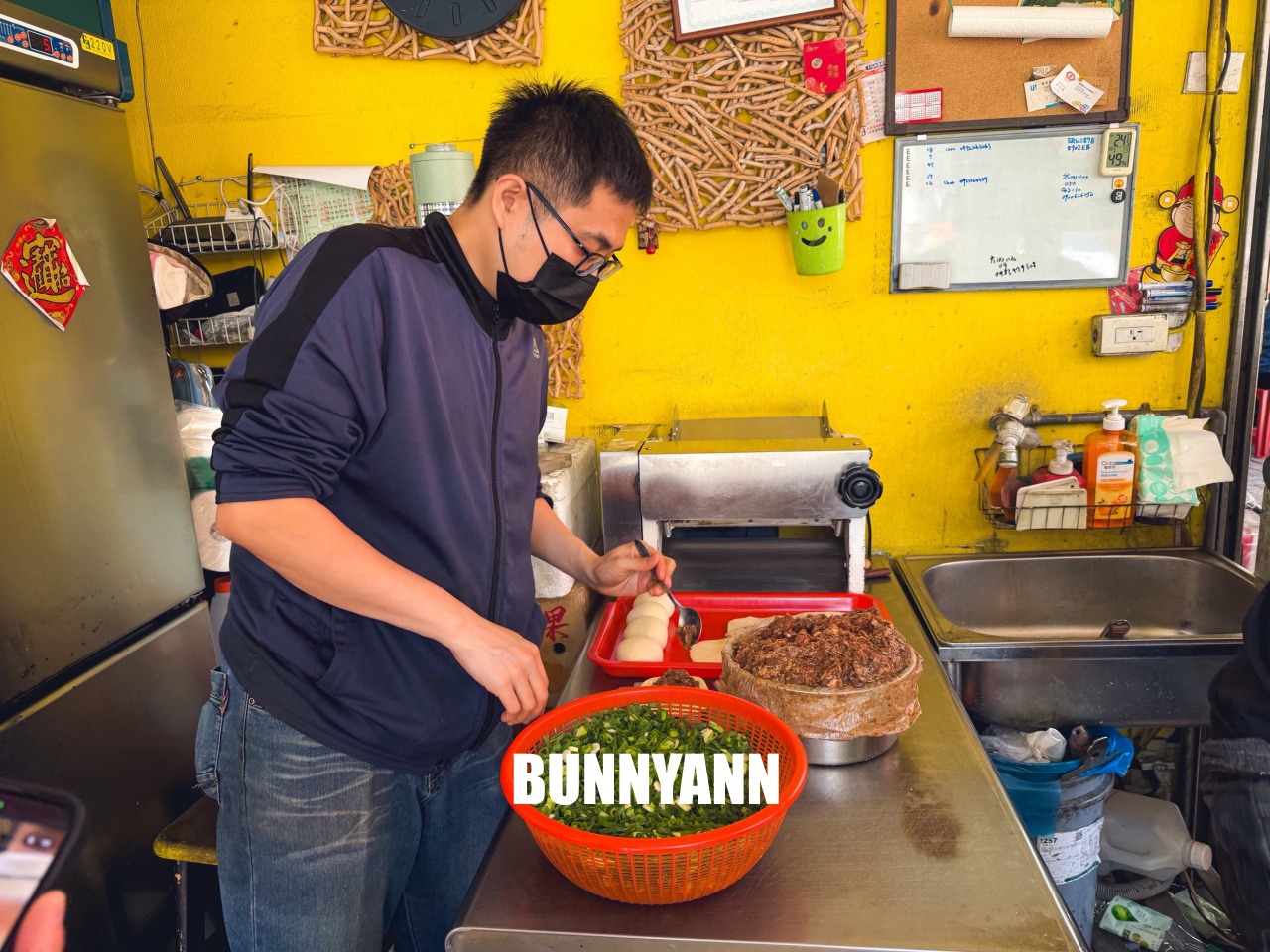 台北美食「黑老闆胡椒餅」伊通街排隊點心，現包炭烤金黃酥脆，爆汁肉餡超銷魂！