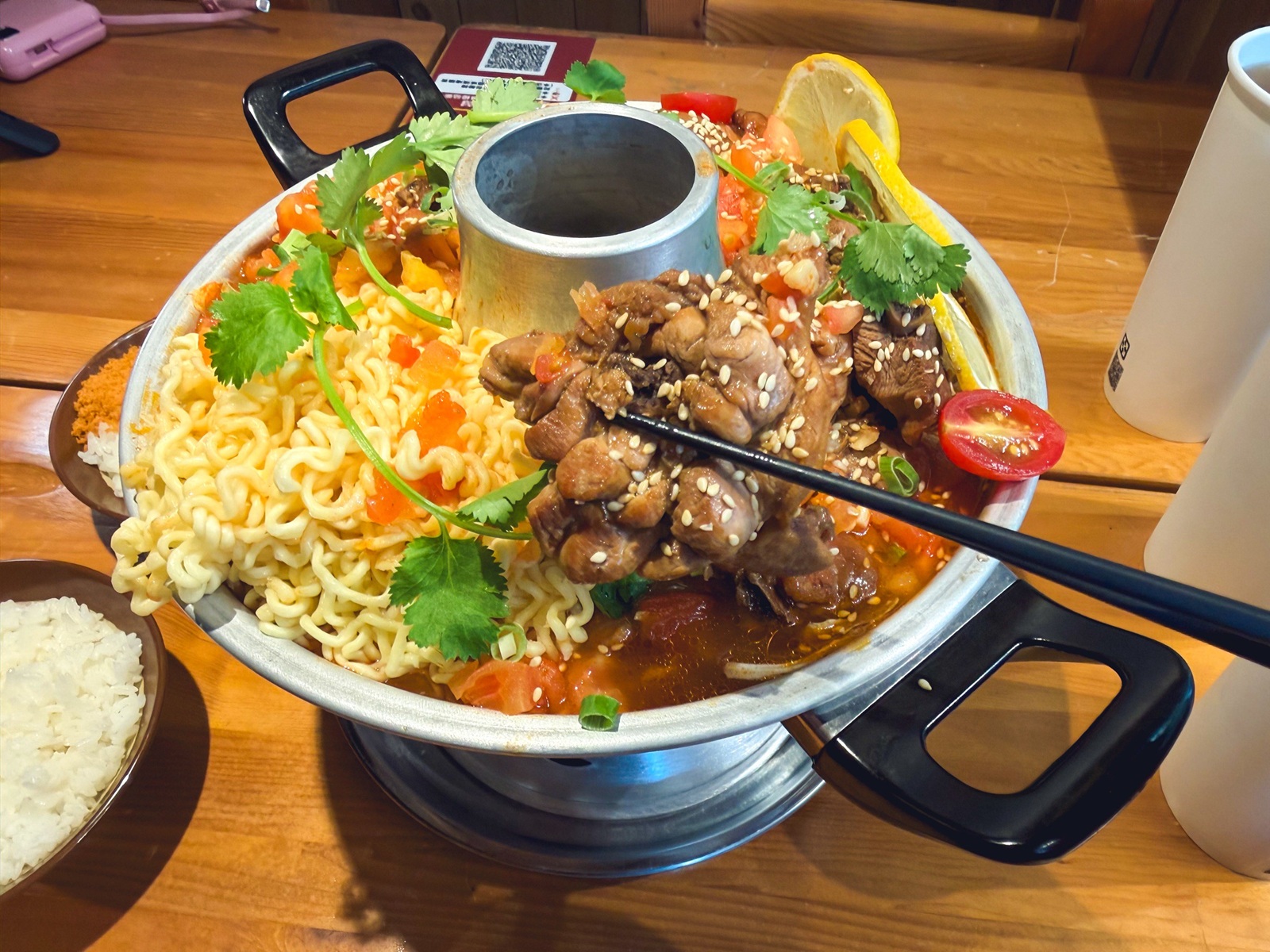 三峽美食「薑太宮火鍋雞&蔥雞飯」江湖風格超好拍，必點85元泉水雞飯與邪惡起司火鍋，CP值爆表！