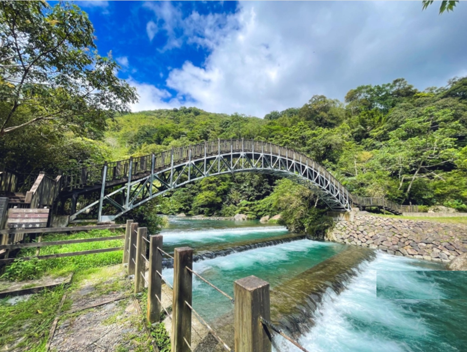 新北【烏來蝴蝶公園】一小時走完的步道，瀑布、拱橋和步道每個都值得到訪