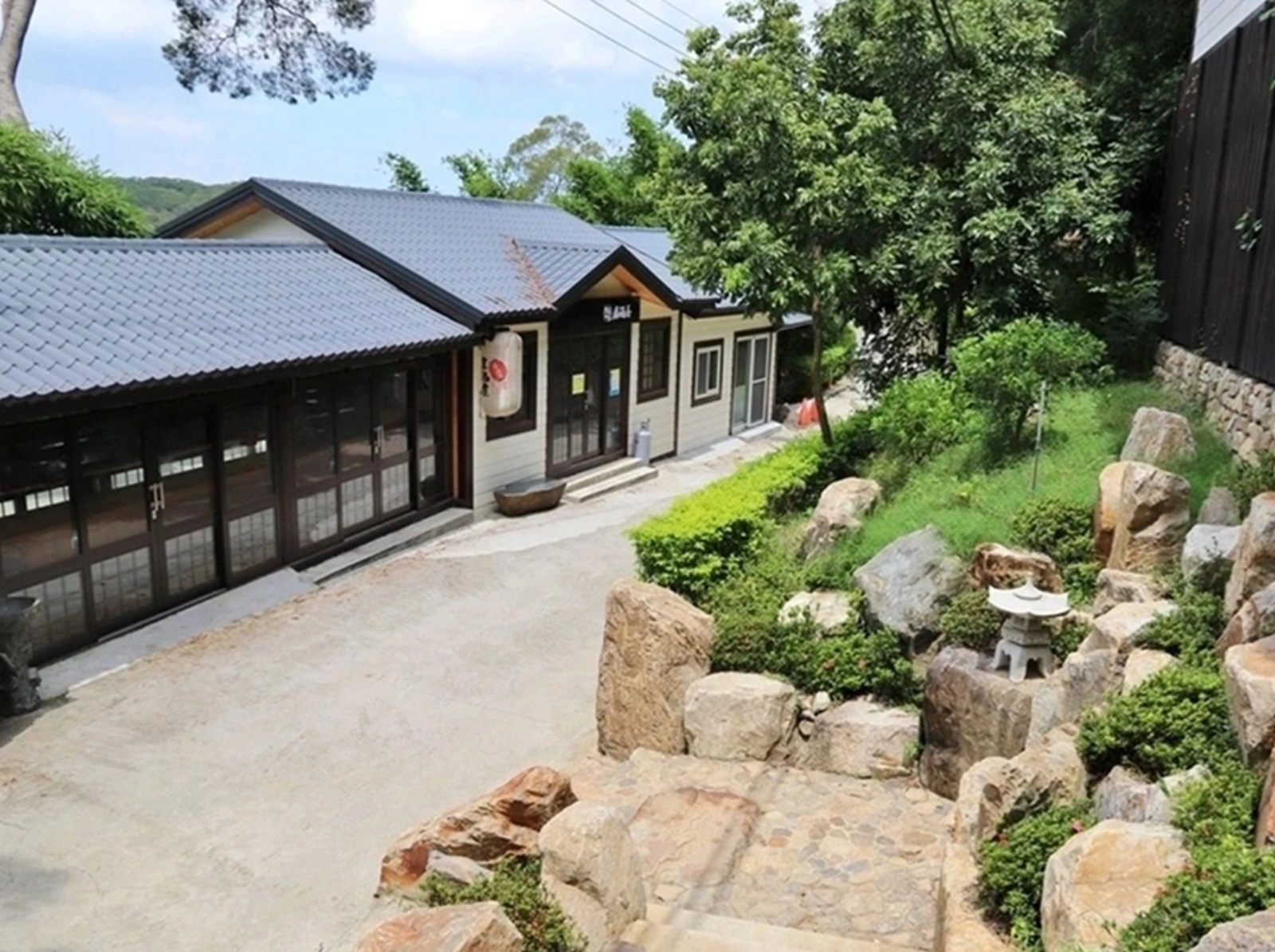 苗栗【綠意山莊】瞧見可愛的哈比屋、繽紛糖果屋、風車等豐富元素