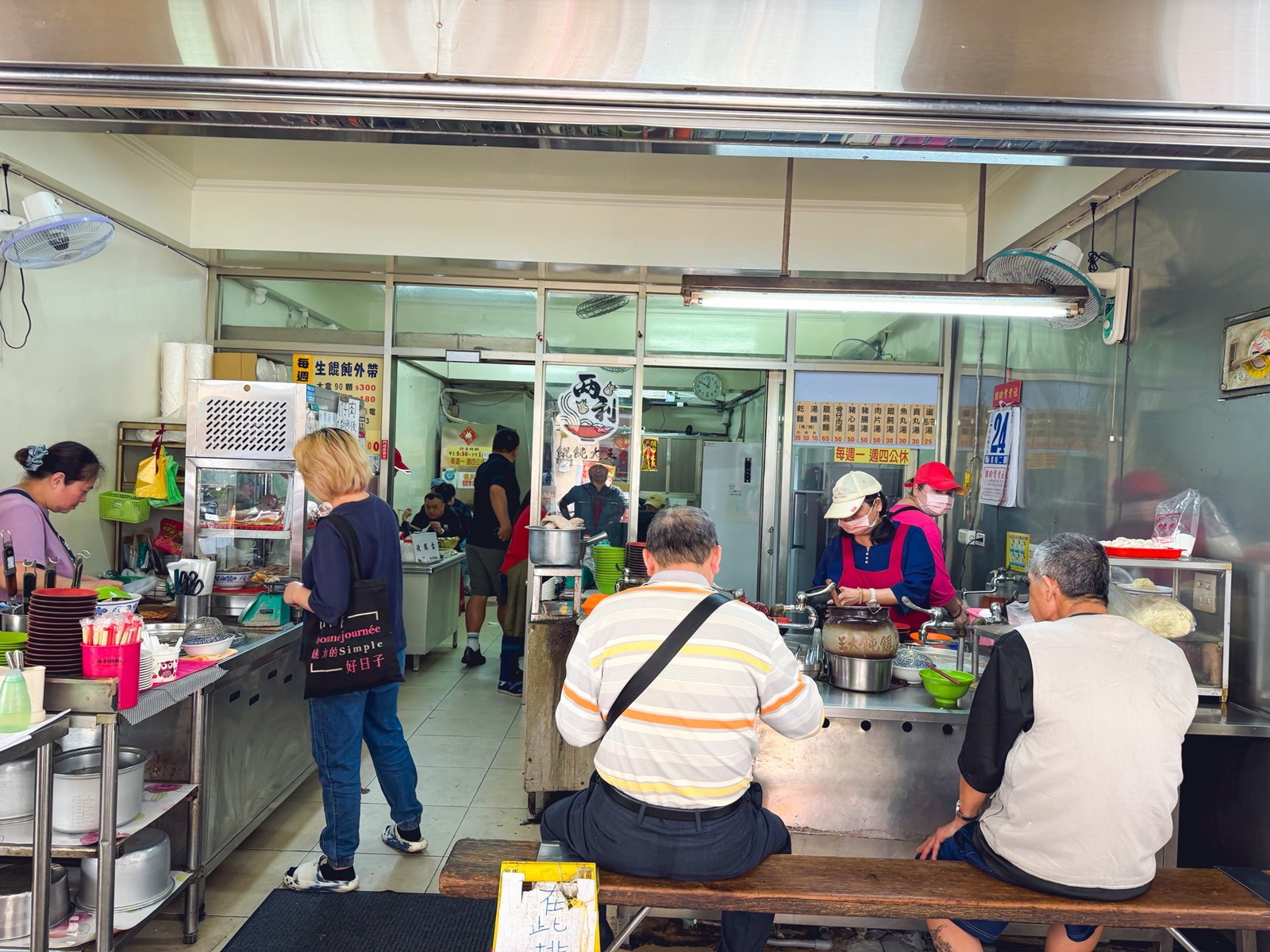 基隆美食「兩利餛飩大王」在地傳承三代，銅板價乾麵加餛飩湯超銷魂，這家隱藏版老店一定要收錄！