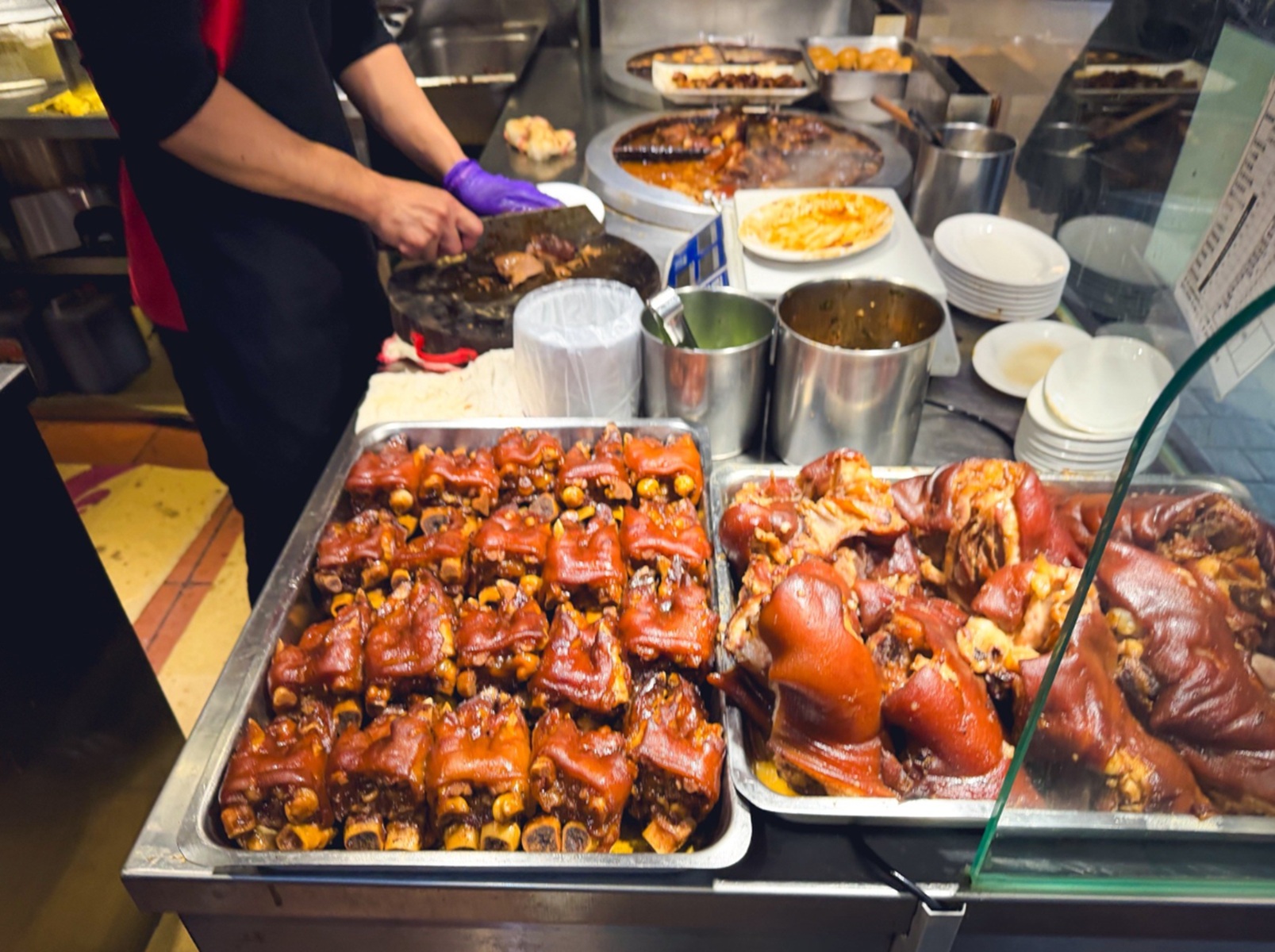 這間你應該沒吃過，就是豬腳店家，油亮入味超下飯，腿庫是招牌