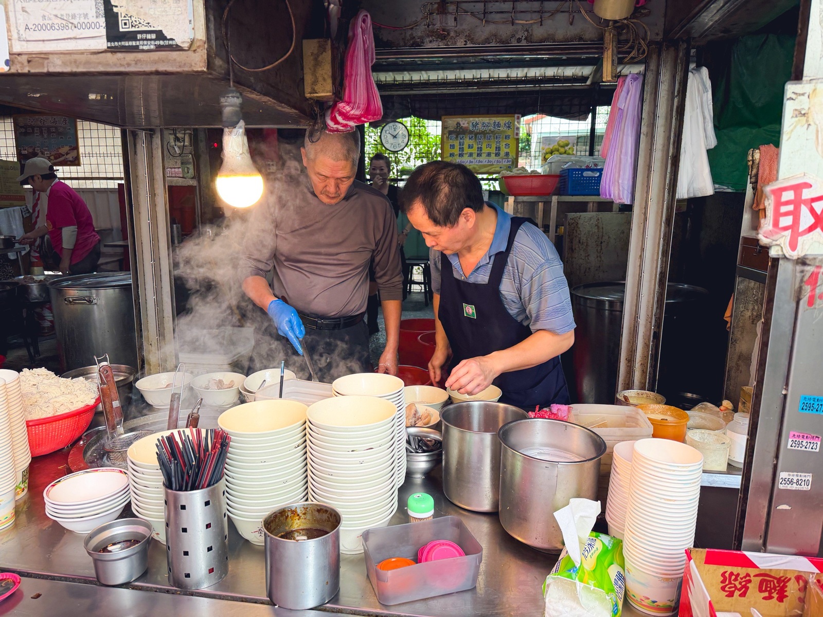 台北大稻埕美食，慈聖宮廟口最強「許仔豬腳麵線」，濃郁白湯豬腳，老饕必吃這一碗！