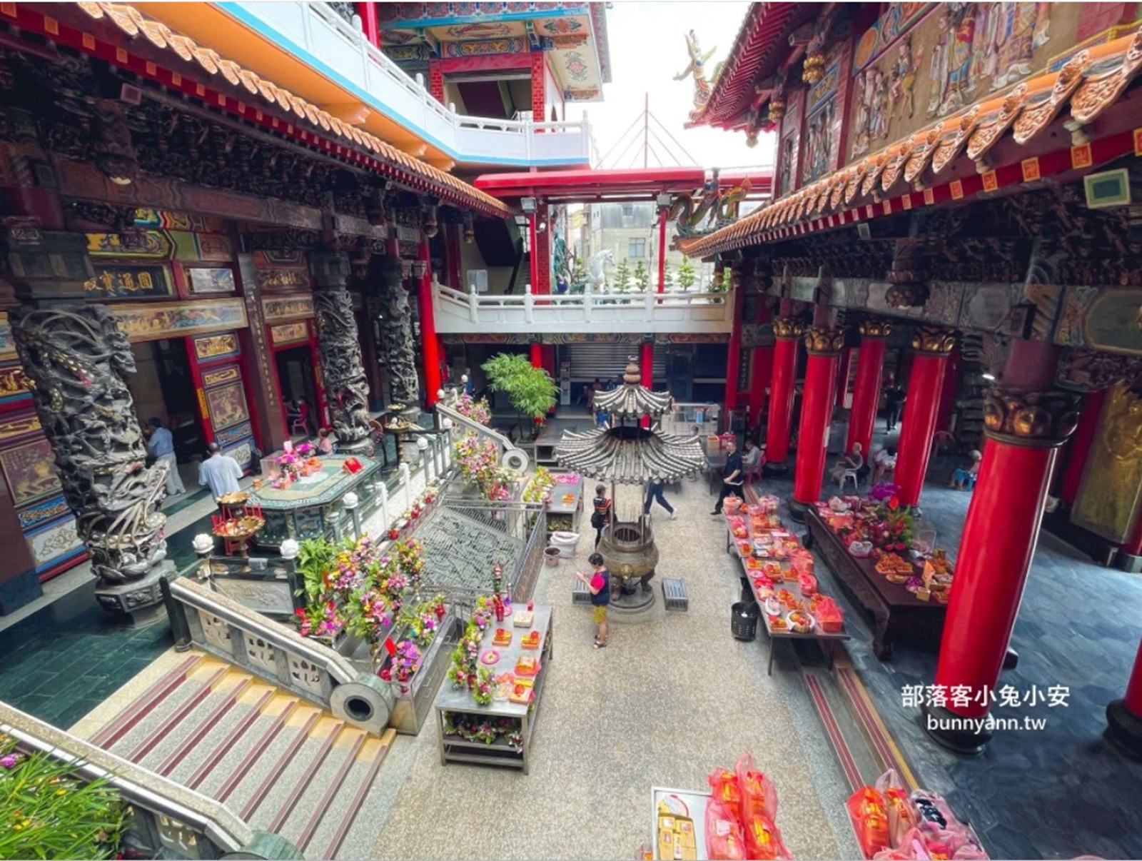 台中「清水紫雲巖」香火鼎盛觀音廟，後花園山洞石窟探險好地方