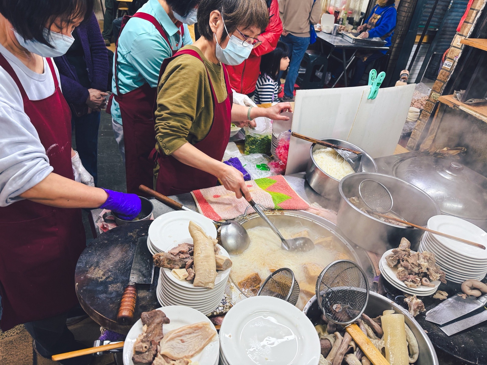 台北東門市場必吃！羅媽媽米粉湯，超強黑白切與濃郁湯頭，市場內的排隊神店！