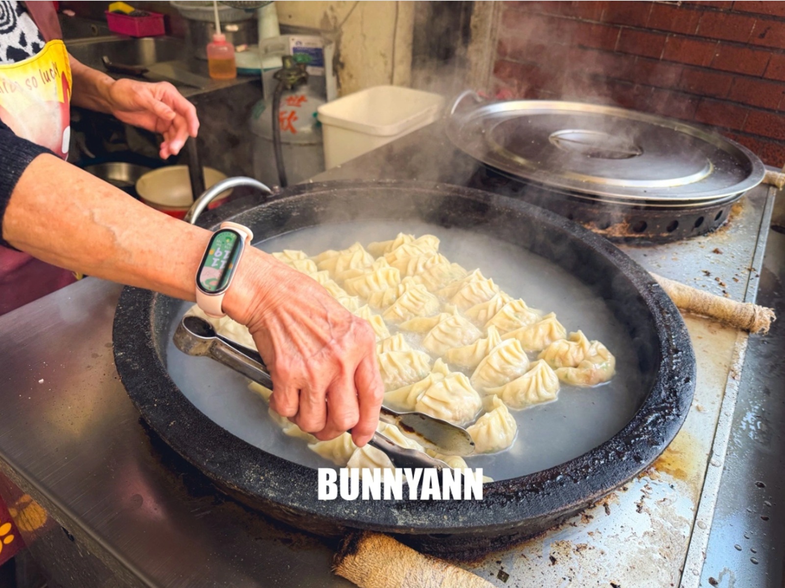 淡水七條通日式煎餃拉麵店，躲在重建街的老味道，現煎恰恰日式煎餃，只要35元太佛心！