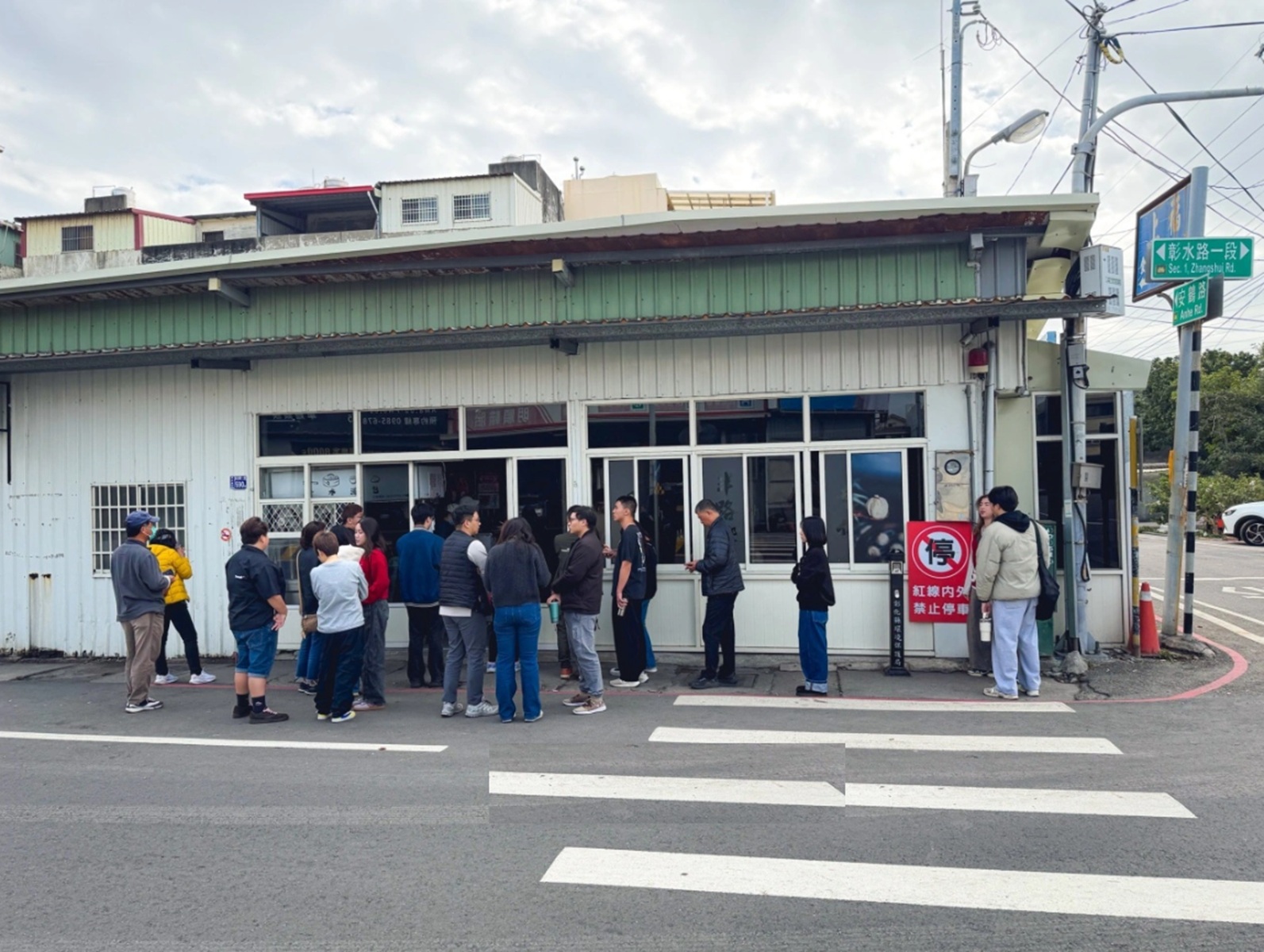 雖然外觀不起眼，卻是秀水湯包店家，點個一籠就夠吃，爆漿湯汁像瀑布是特色
