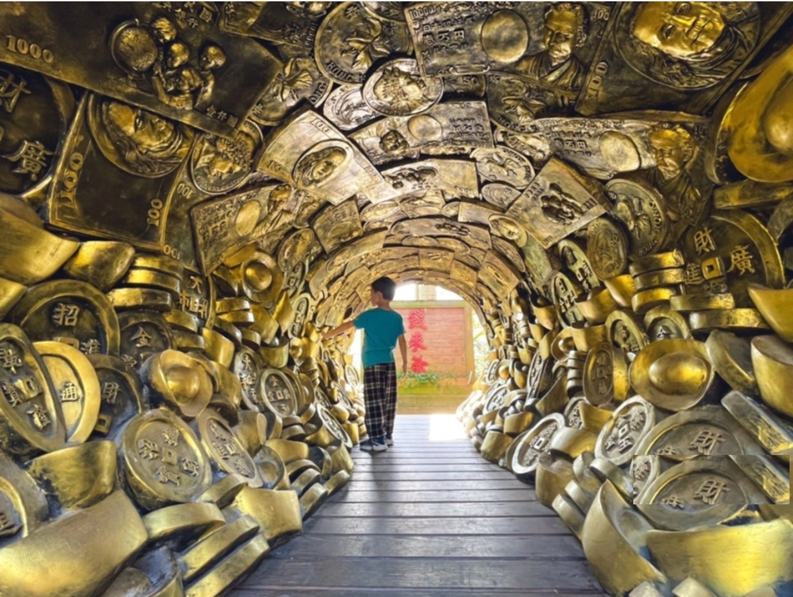 桃園威天宮｜最吸引人的地方是有全台唯一財寶隧道，超好拍！