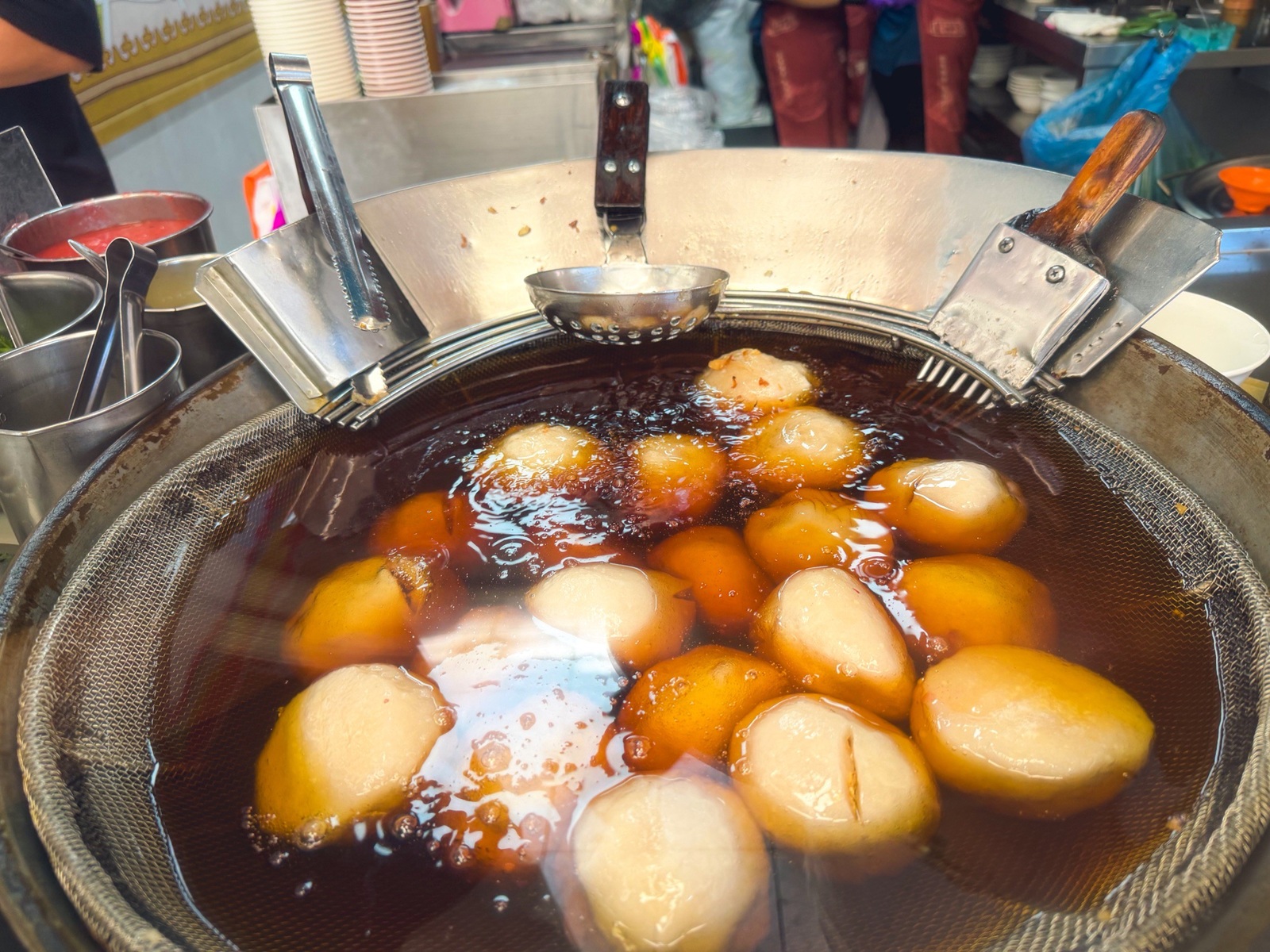台北萬華美食「川業肉圓」，傳承百年的神級紅糟肉圓，必點滷肉飯跟料滿滿綜合羹！