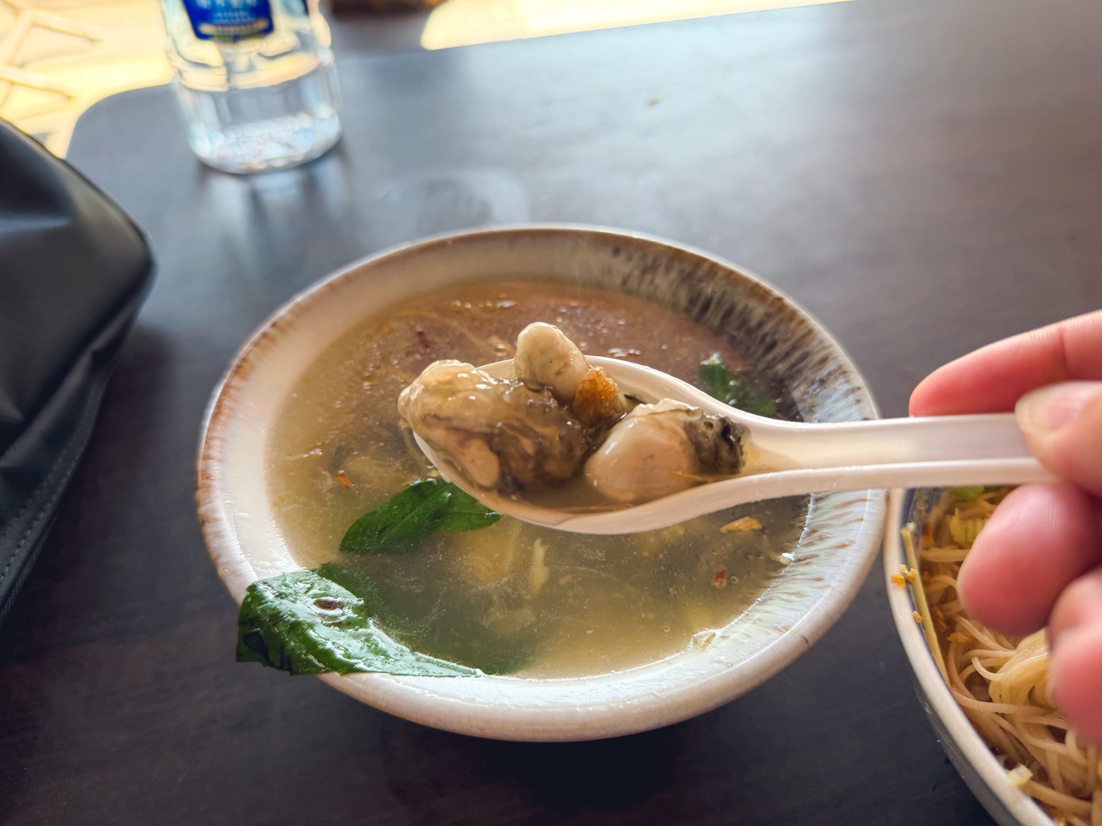 萬華美食【營養號西園橋下蚵仔湯】創立1969年的老字號，肥美蚵仔湯鮮甜好滋味！