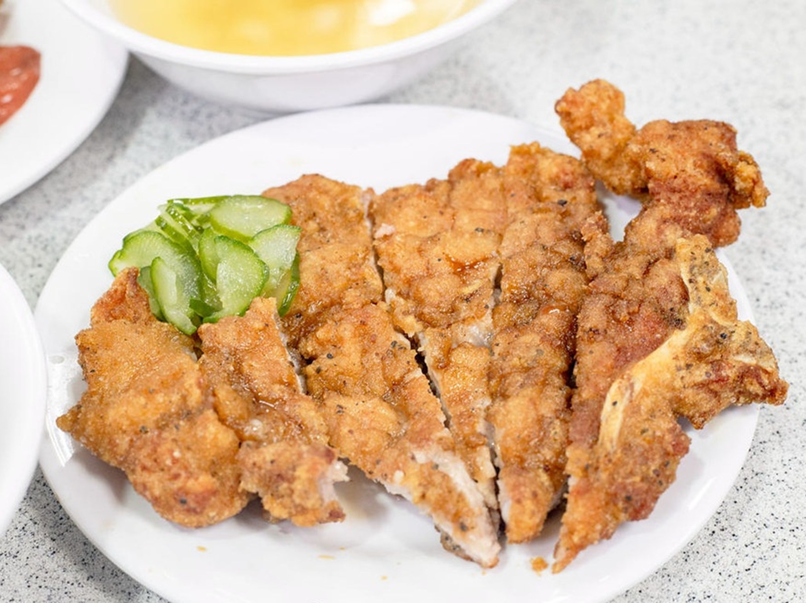 西門町美食【金園排骨萬年店】藏在萬年大樓B1的最強排骨飯，在地飄香50年CP值超高！ @小兔小安*旅遊札記