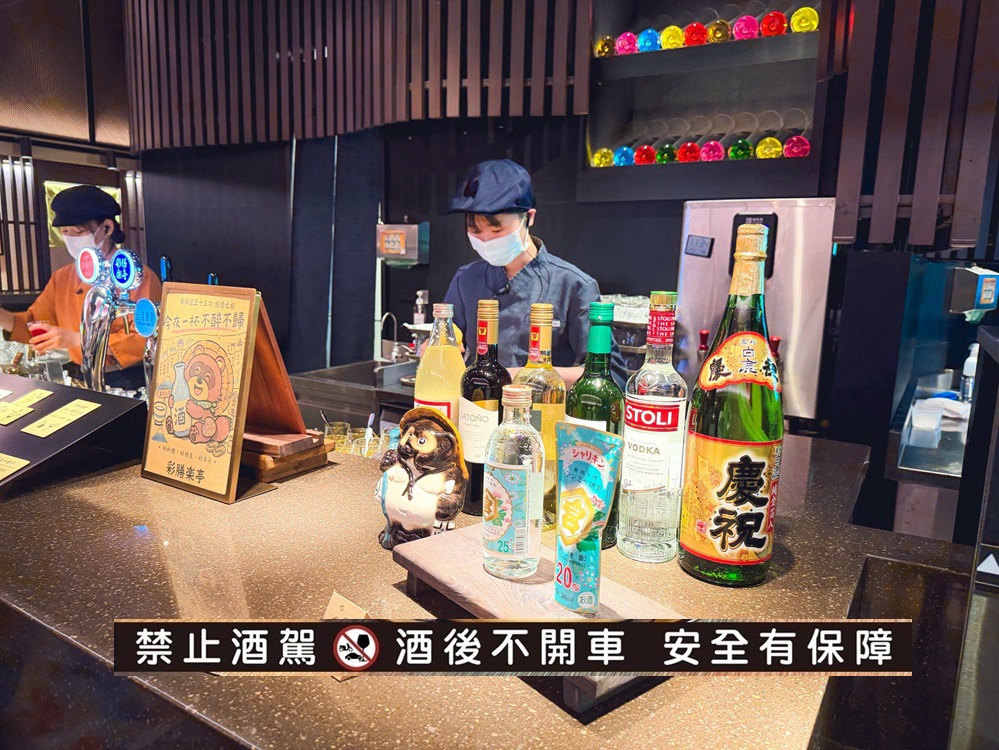 很多人都還沒來，是日式自助餐店家，花四千萬裝潢真棒，握壽司是主打