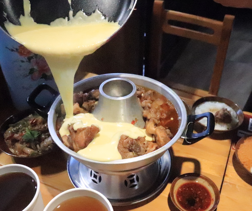 三峽美食「薑太宮火鍋雞&蔥雞飯」江湖風格超好拍，必點85元泉水雞飯與邪惡起司火鍋，CP值爆表！