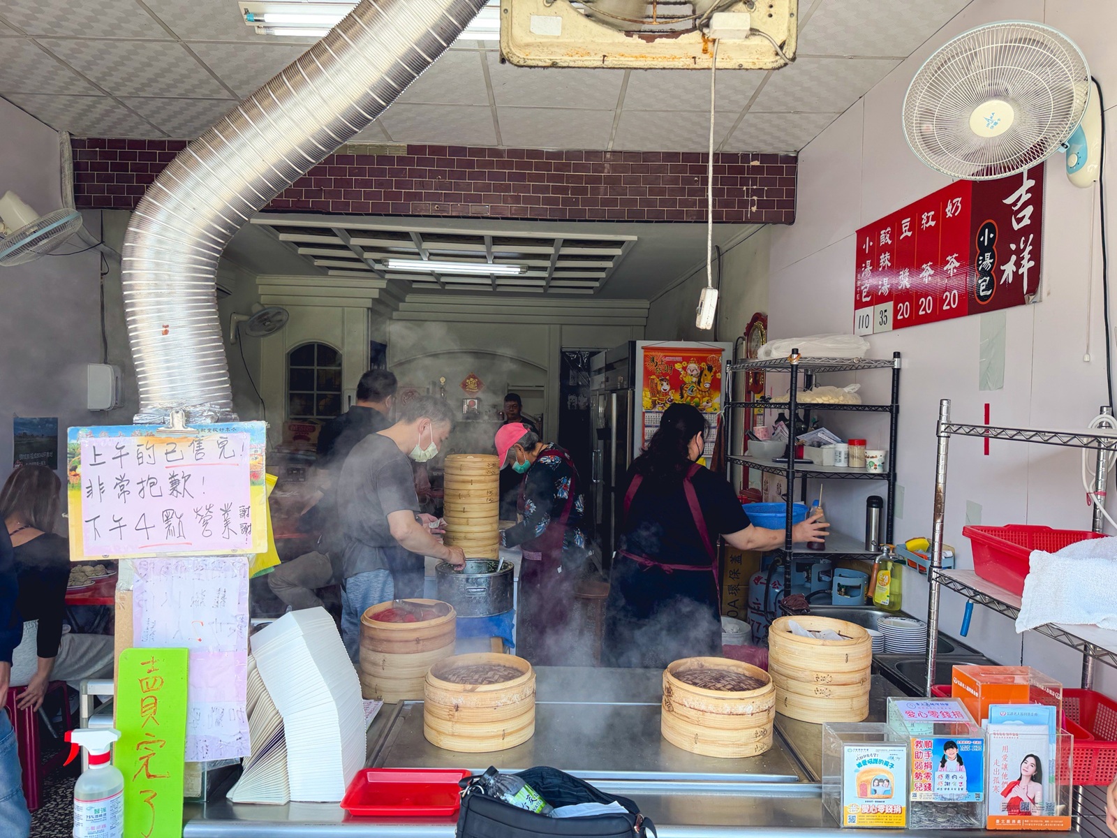 平交道旁知道的人不多，卻是在地最強湯包，點個一籠就會飽，酸辣湯也很強