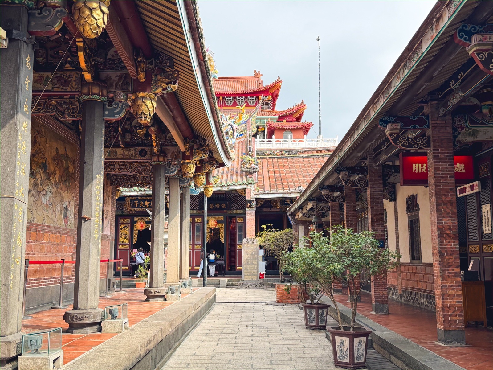 發現這裡的人不多，卻是商業氣息低古廟，來回一小時走完，也有山洞小徑能冒險