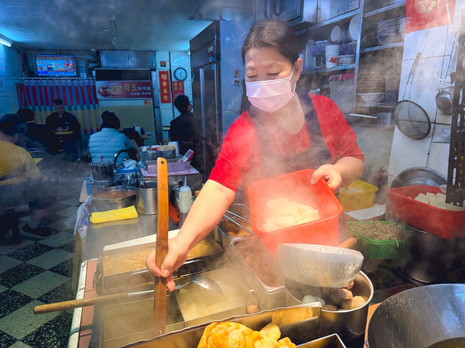 萬年大樓美食「貝玉天婦羅」超強，現炸酥脆天婦羅配魷魚羹，在地人從小吃到大的老字號！