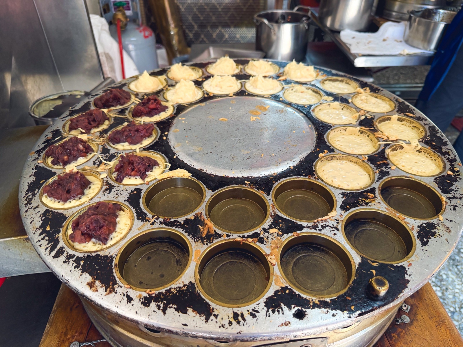 嘉義三十年老字號「陳媽媽紅豆餅」，CP值超高一顆只要10元的爆漿美味！