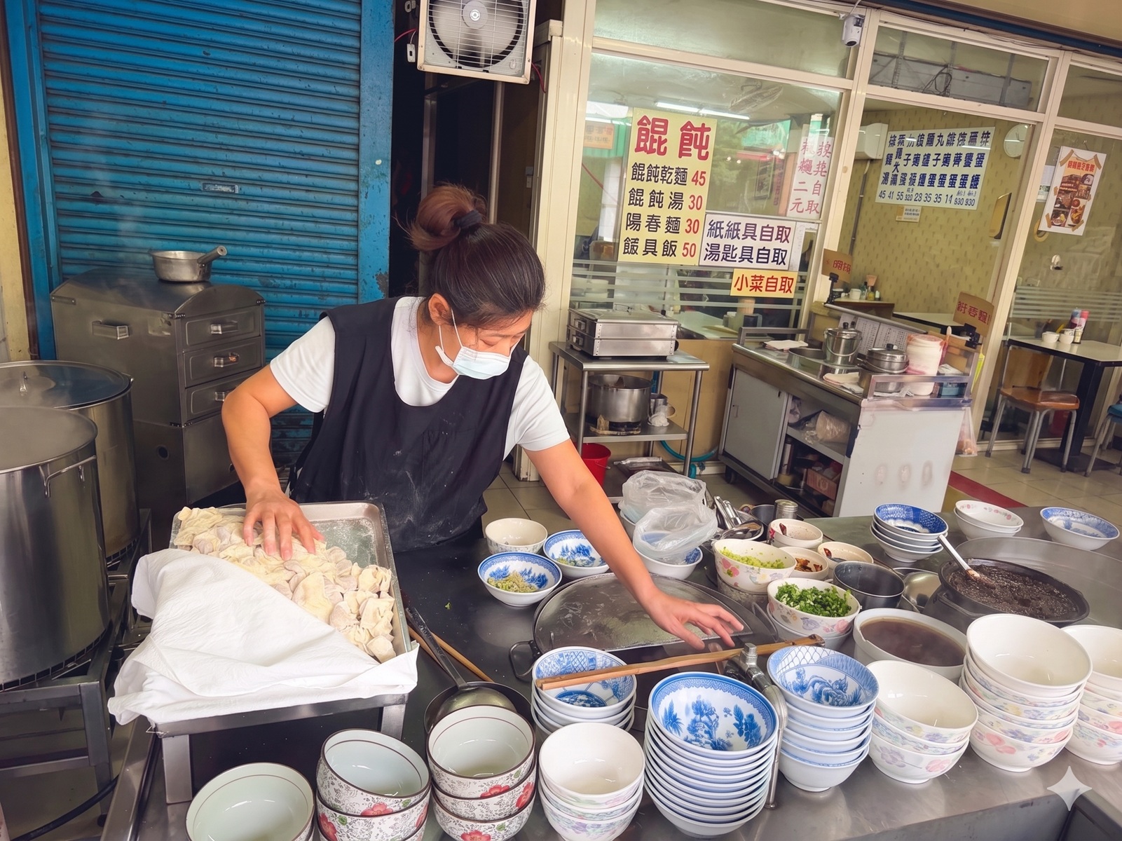 宜蘭美食復興路炸醬麵，在地人激推濃郁系黑醬麵，大碗餛飩丸子湯料多實在！