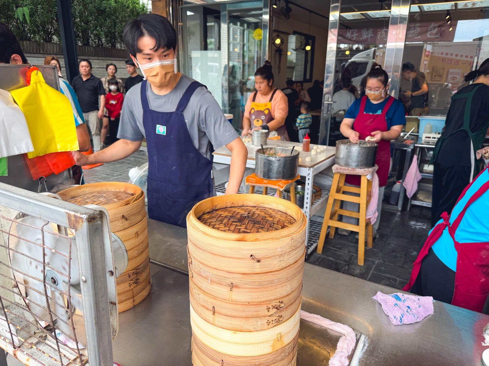 很少外地人知道，就是小籠湯包店，點個一籠就很夠吃，酸辣湯也是不錯