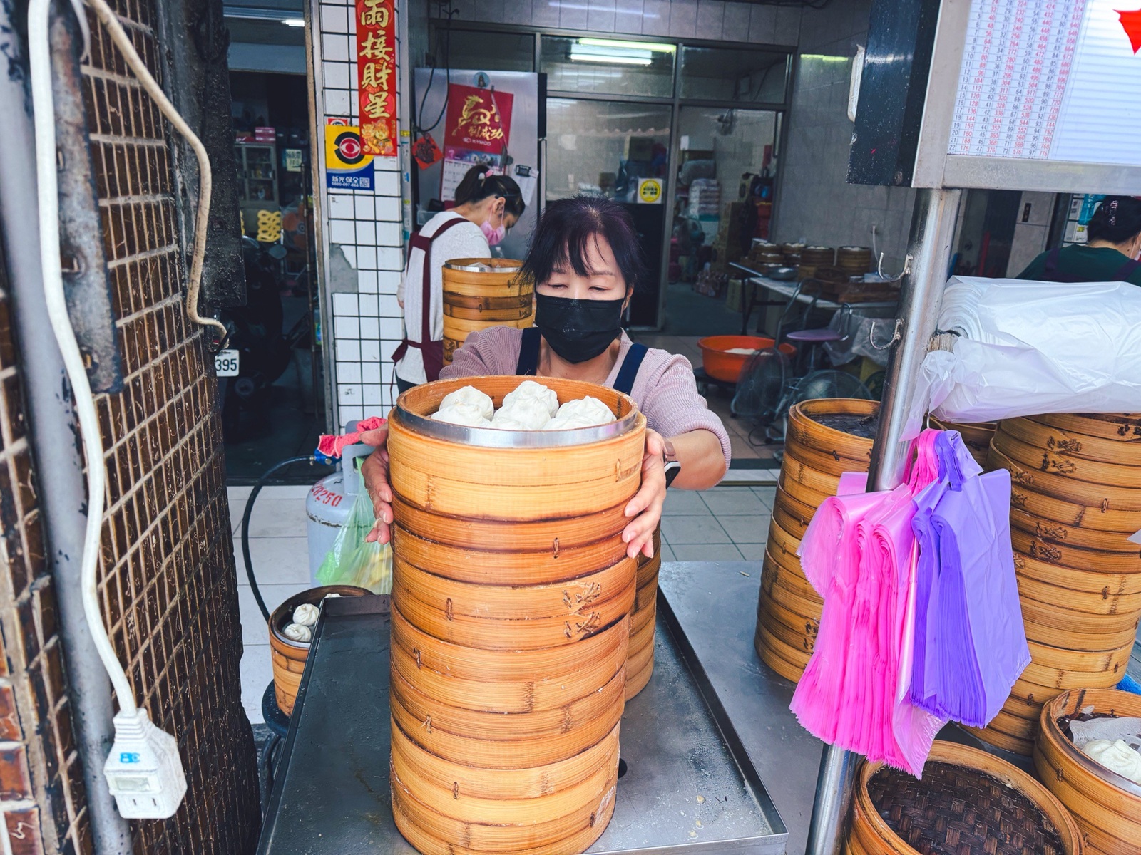 這間只有當地人知道，就是水煎包店家，一顆八元有夠便宜，小籠包也是經典