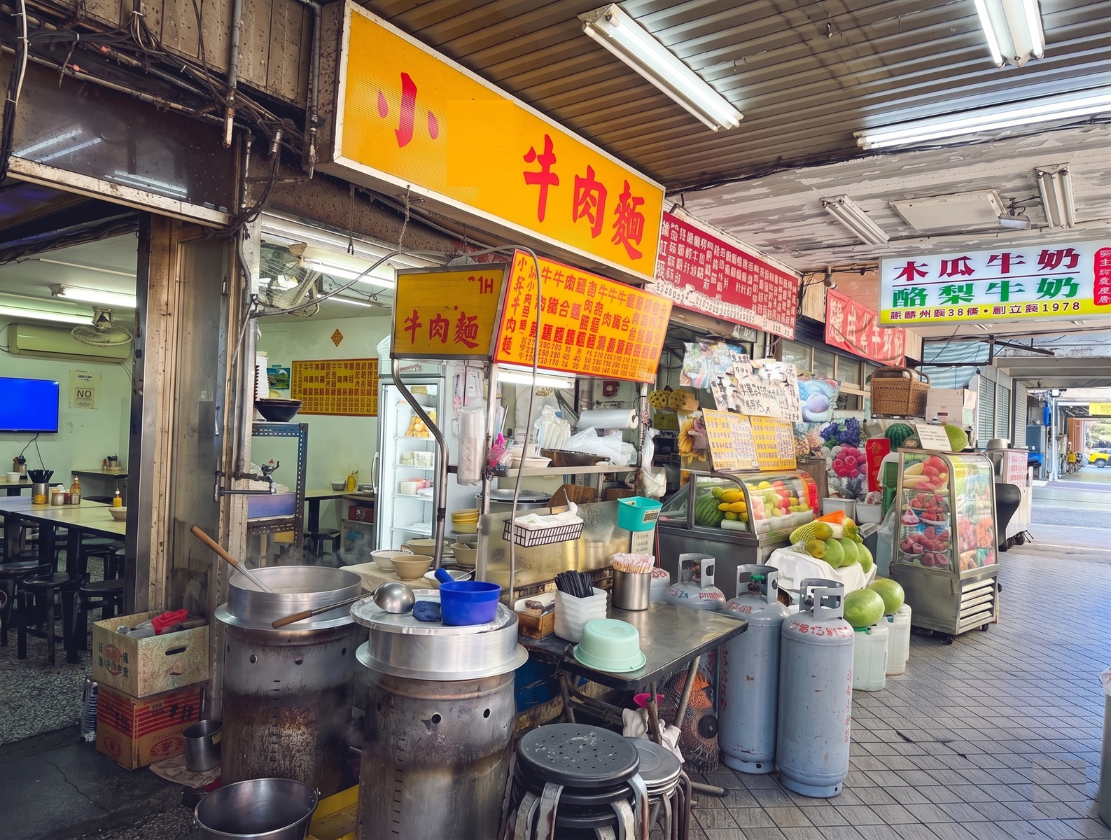 台北【小吳牛肉麵】西門町24小時不打烊，牛肉麵只要110元起，老台北人的深夜食堂。