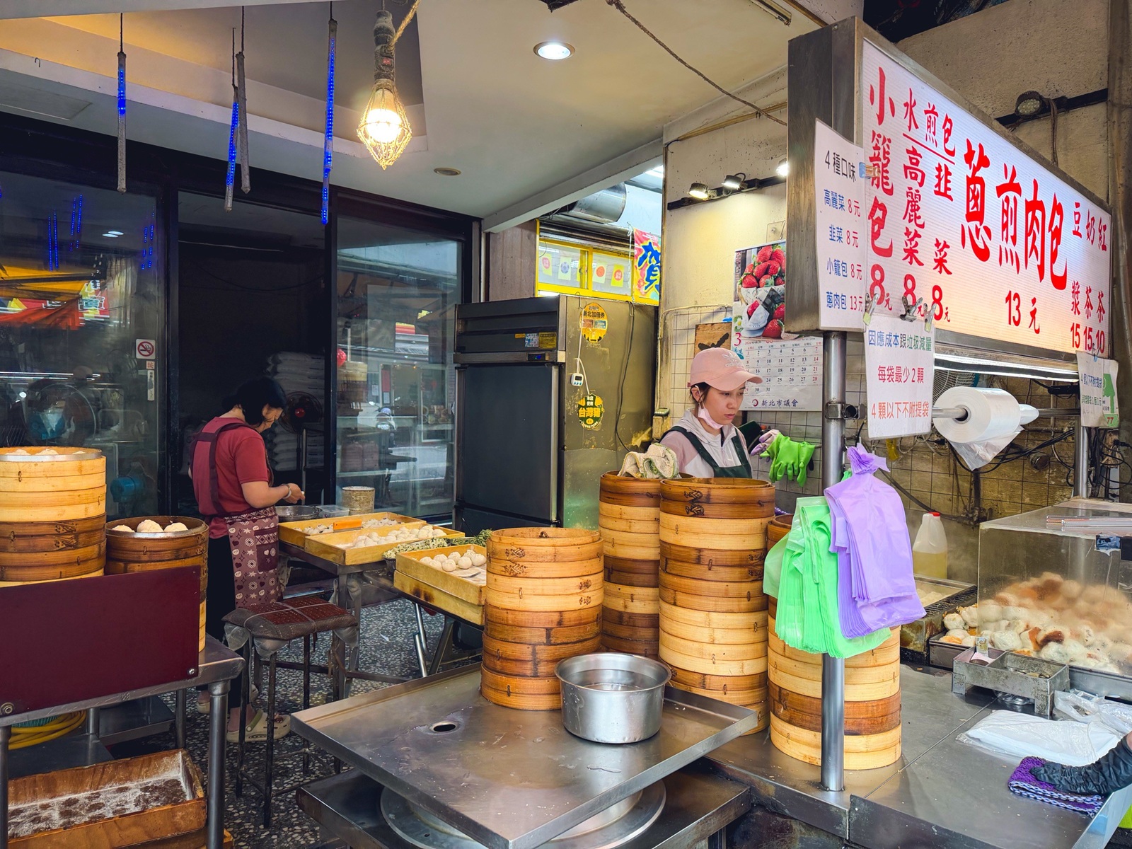 知道這間的人不多，卻是蔥肉煎包店家，點個兩三顆就夠吃，小籠包也是招牌