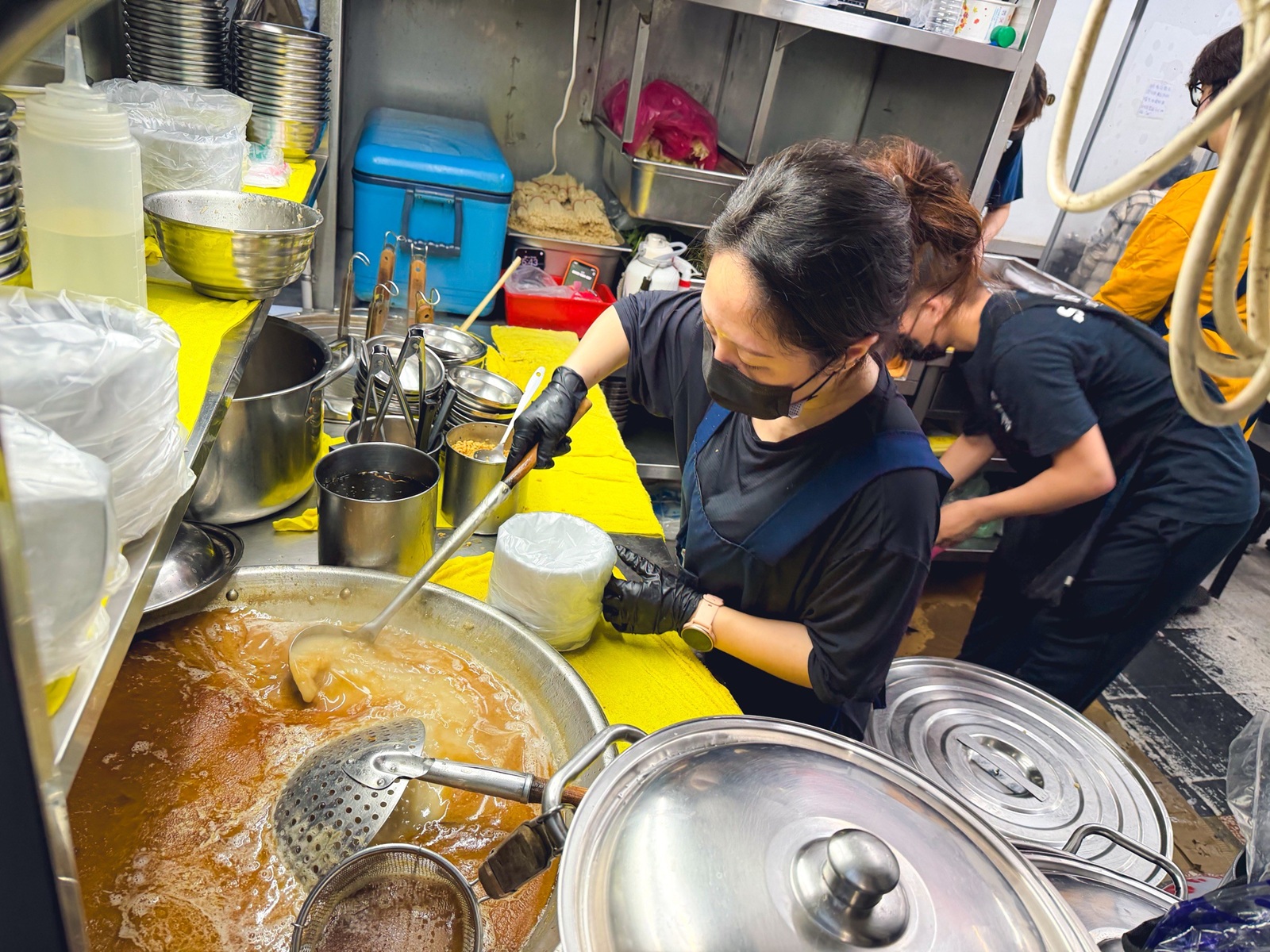 南機場夜市必吃美食！「阿男麻油雞」超軟嫩神級麻油雞腿，排隊也要吃到！