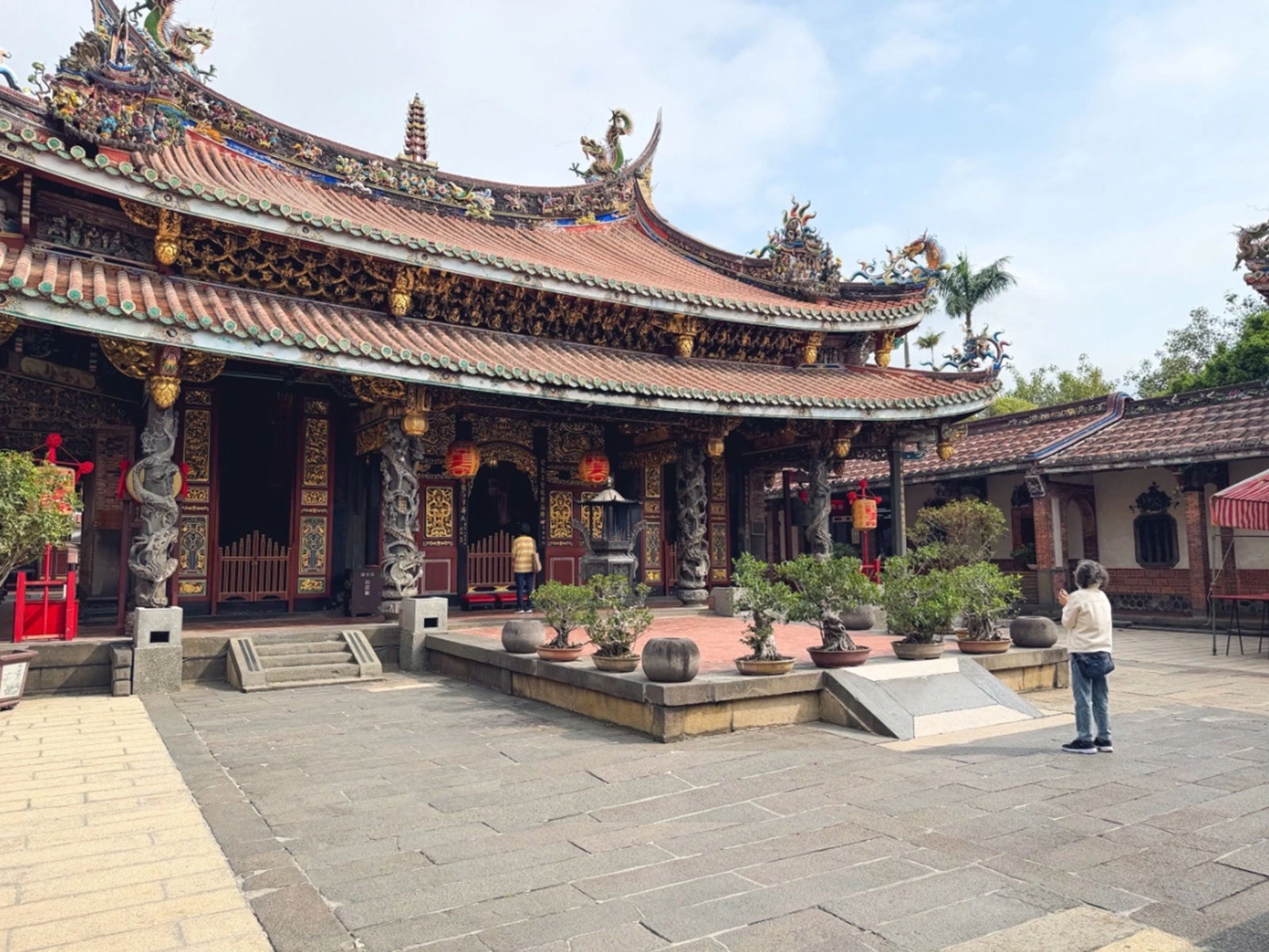 一半人沒到過，是商業氣息低古廟，一小時參拜很剛好，山洞小徑能夠冒險