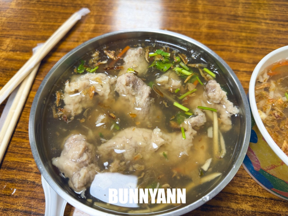 路旁的麵店，千萬不要亂走進，大家都吃好幾碗，肉羹麵肉羹多是招牌