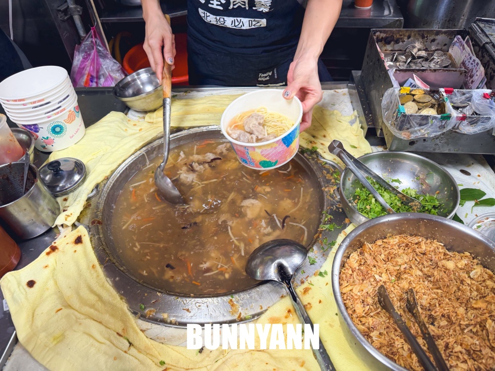路旁的麵店，千萬不要亂走進，大家都吃好幾碗，肉羹麵肉羹多是招牌