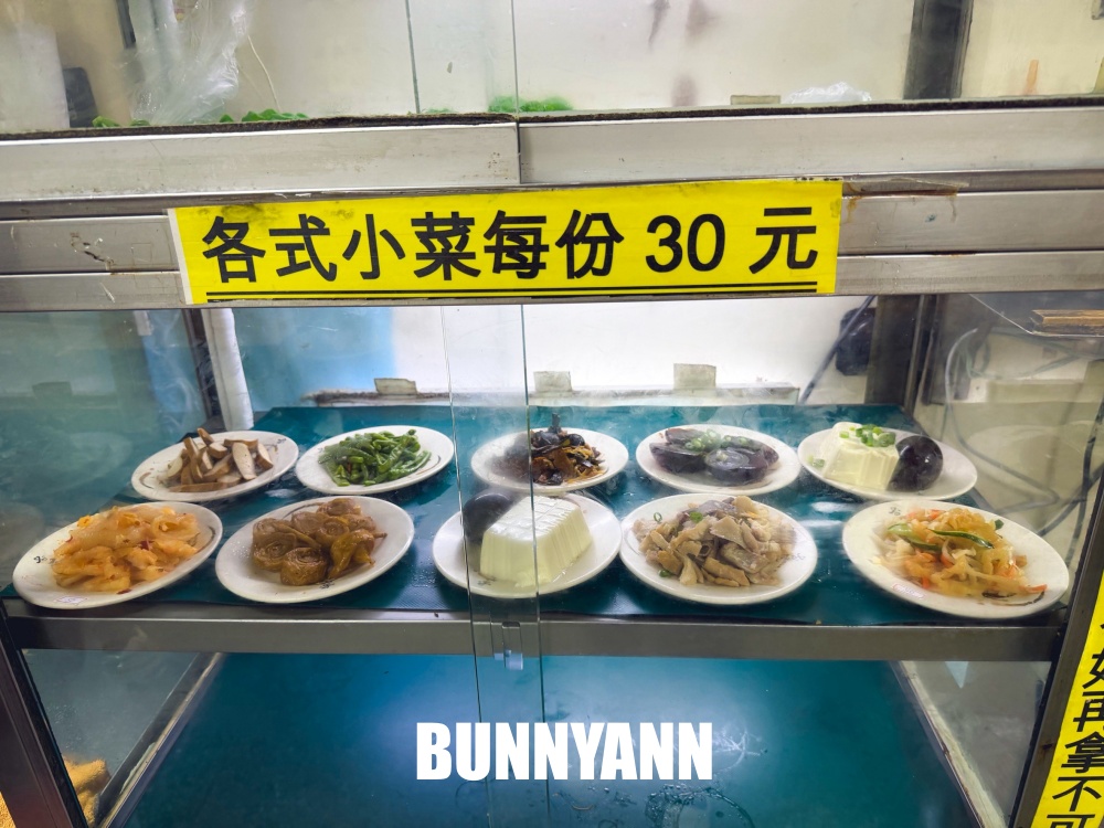 路旁的麵店，千萬不要亂走進，大家都吃好幾碗，肉羹麵肉羹多是招牌