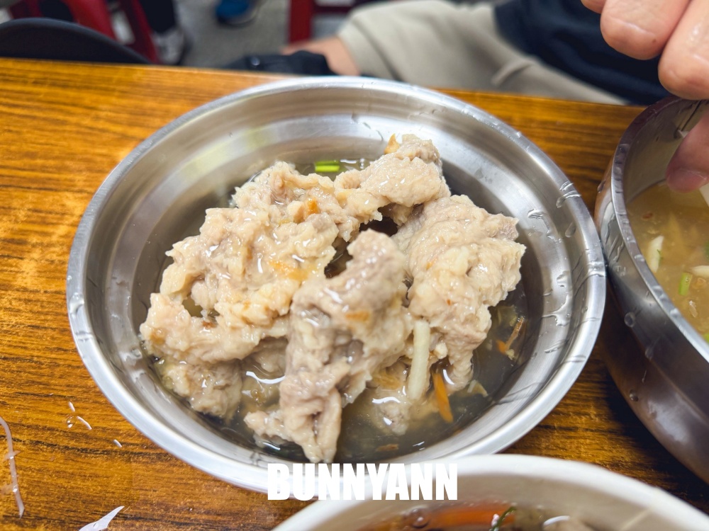 路旁的麵店，千萬不要亂走進，大家都吃好幾碗，肉羹麵肉羹多是招牌