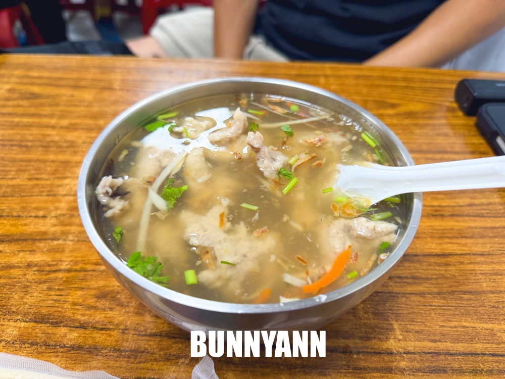路旁的麵店，千萬不要亂走進，大家都吃好幾碗，肉羹麵肉羹多是招牌