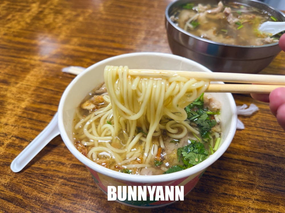 路旁的麵店，千萬不要亂走進，大家都吃好幾碗，肉羹麵肉羹多是招牌