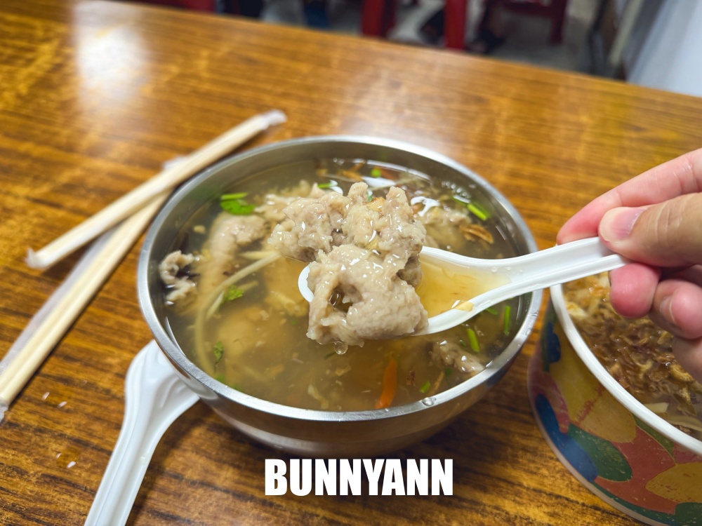 路旁的麵店，千萬不要亂走進，大家都吃好幾碗，肉羹麵肉羹多是招牌