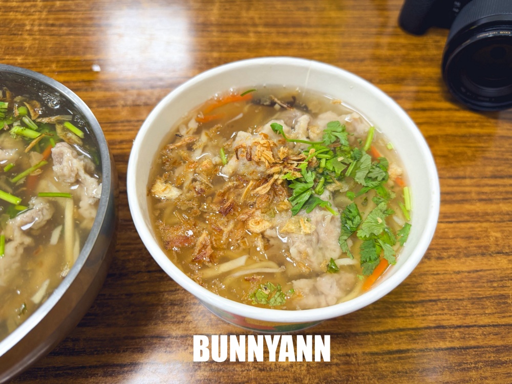 路旁的麵店，千萬不要亂走進，大家都吃好幾碗，肉羹麵肉羹多是招牌