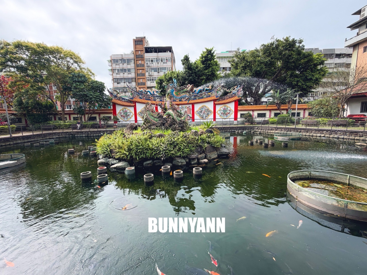 發現這裡的人不多，卻是商業氣息低古廟，來回一小時走完，也有山洞小徑能冒險