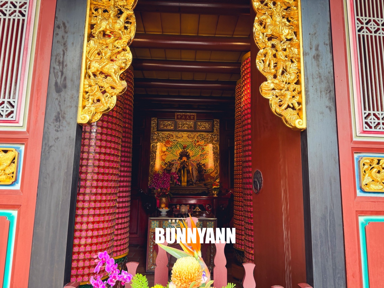 發現這裡的人不多，卻是商業氣息低古廟，來回一小時走完，也有山洞小徑能冒險