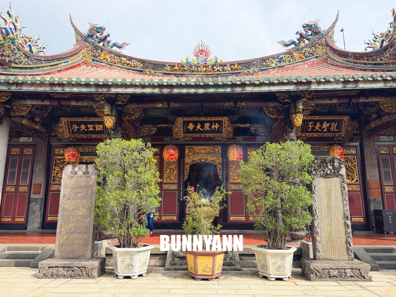 發現這裡的人不多，卻是商業氣息低古廟，來回一小時走完，也有山洞小徑能冒險