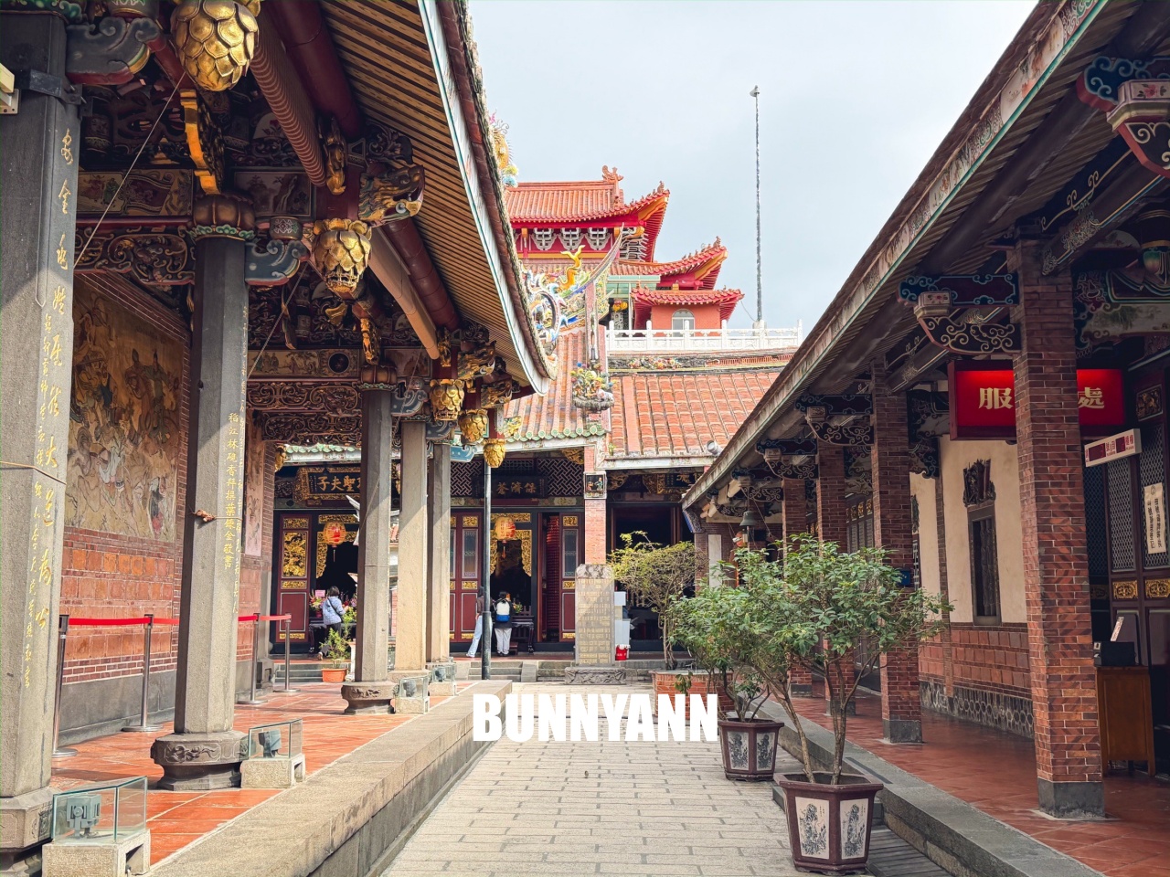 發現這裡的人不多，卻是商業氣息低古廟，來回一小時走完，也有山洞小徑能冒險