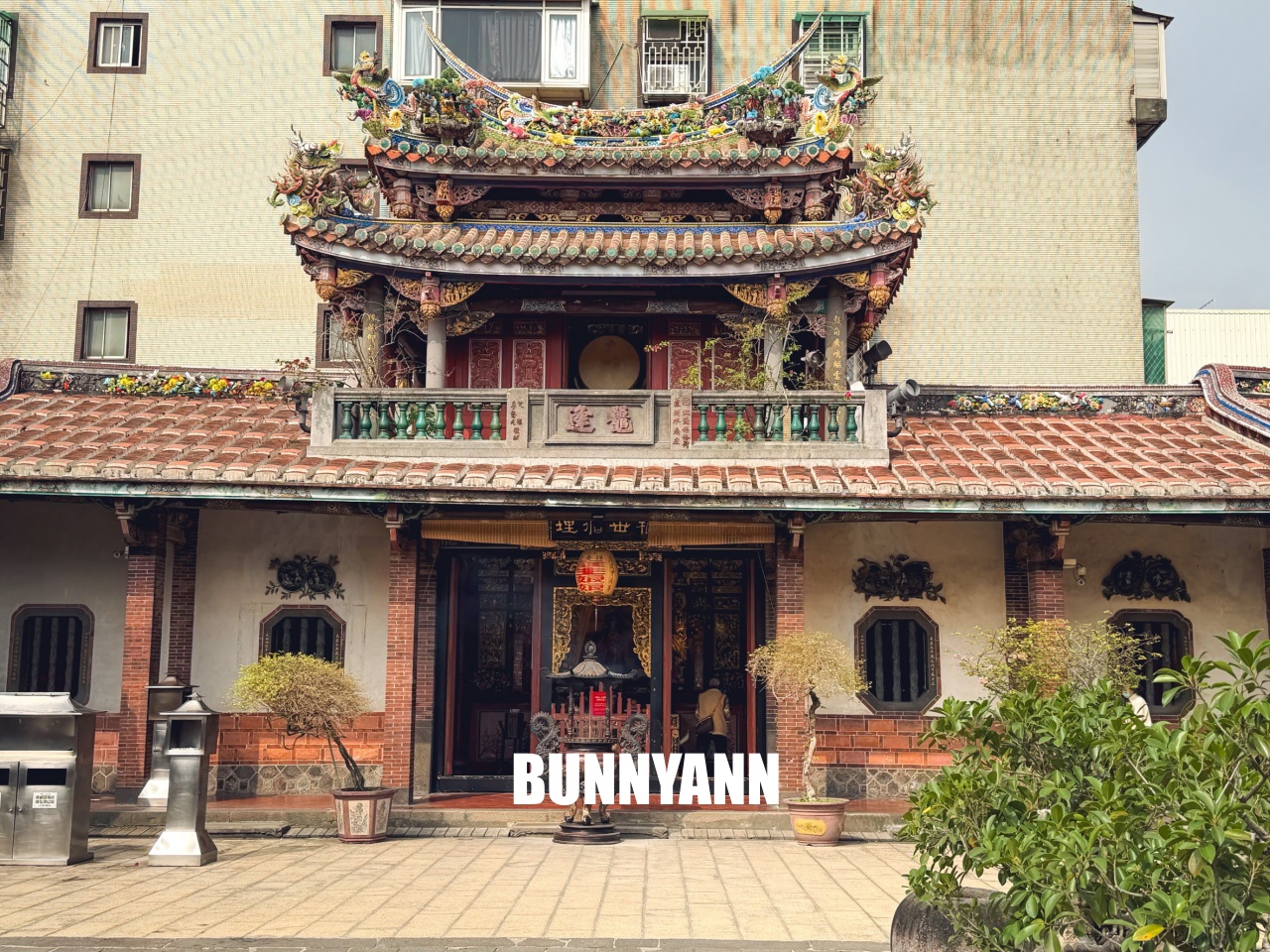 發現這裡的人不多，卻是商業氣息低古廟，來回一小時走完，也有山洞小徑能冒險