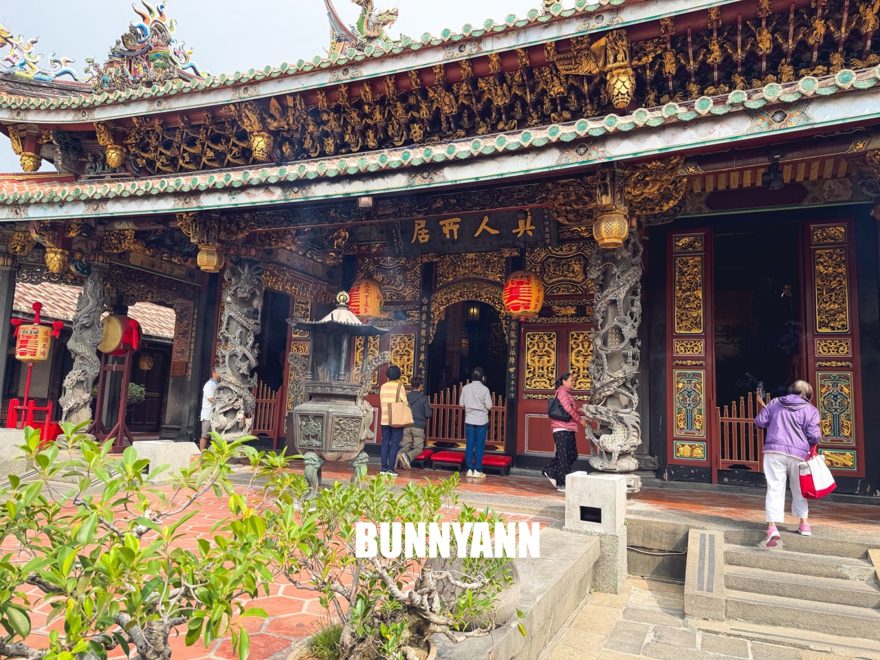 發現這裡的人不多，卻是商業氣息低古廟，來回一小時走完，也有山洞小徑能冒險