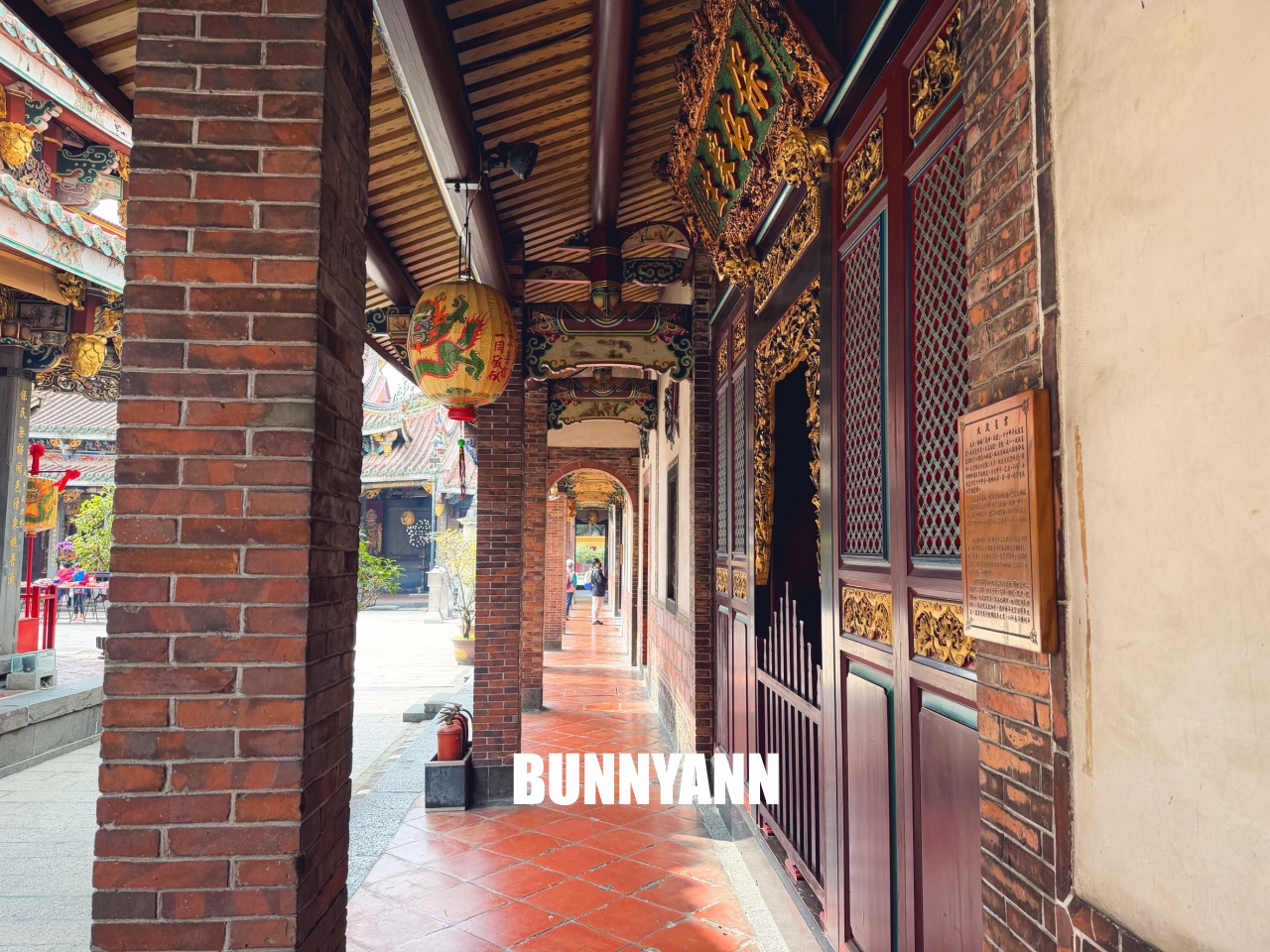 發現這裡的人不多，卻是商業氣息低古廟，來回一小時走完，也有山洞小徑能冒險