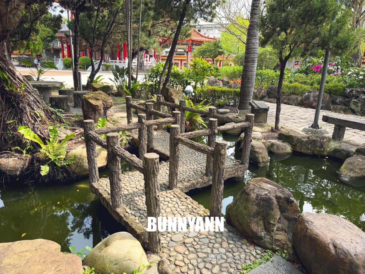 發現這裡的人不多，卻是商業氣息低古廟，來回一小時走完，也有山洞小徑能冒險