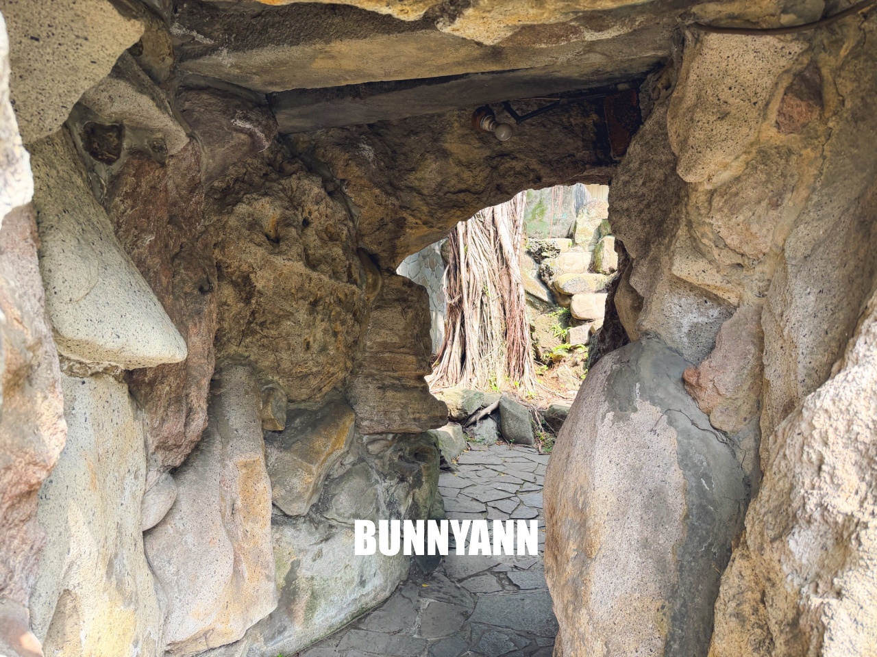 發現這裡的人不多，卻是商業氣息低古廟，來回一小時走完，也有山洞小徑能冒險