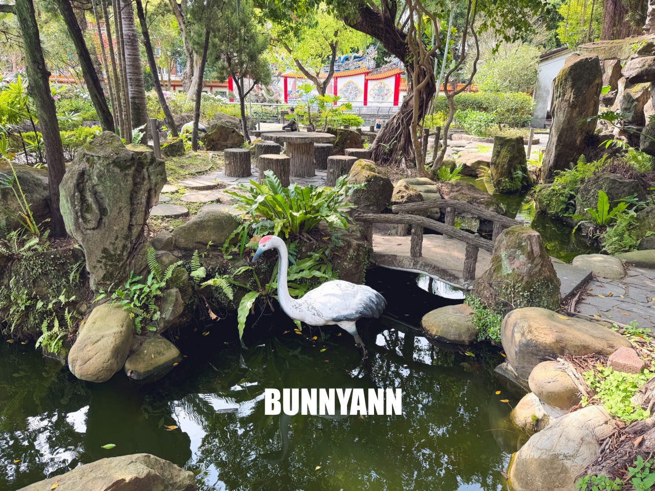 發現這裡的人不多，卻是商業氣息低古廟，來回一小時走完，也有山洞小徑能冒險