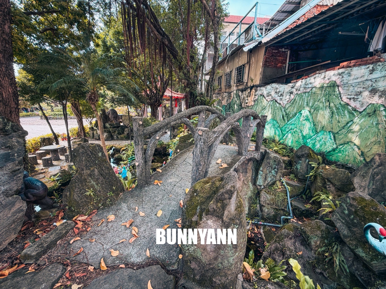 發現這裡的人不多，卻是商業氣息低古廟，來回一小時走完，也有山洞小徑能冒險